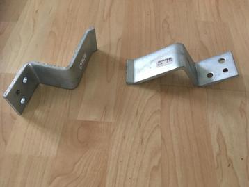 Twee robuuste balksteunen beschikbaar voor biedingen
