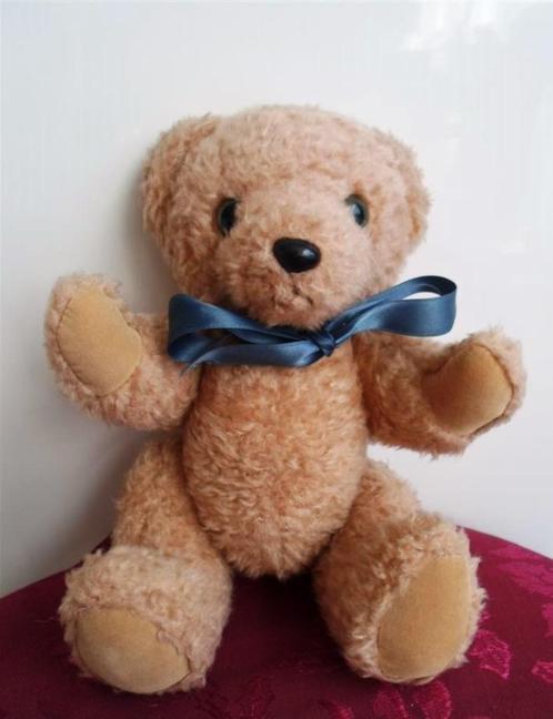 Beer met blauwe strik. Zachte vulling. Beer kan zitten, Verzamelen, Beren en Cherished Teddies, Zo goed als nieuw, Stoffen beer
