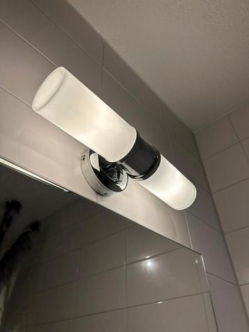 Badkamerlamp met melkglas beschikbaar voor biedingen