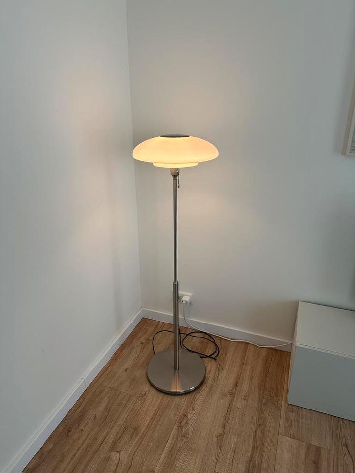 Stijlvolle chromelook vloerlamp – in nette staat!, Huis en Inrichting, Lampen | Vloerlampen, Zo goed als nieuw, 150 tot 200 cm