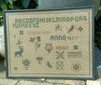 Vintage geborduurde merklap borduurlap sampler 1977 47,5x37, Hobby en Vrije tijd, Borduren en Borduurmachines, Ophalen of Verzenden