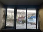 Twee houten jaloezieën zwart, Huis en Inrichting, Stoffering | Gordijnen en Lamellen, Ophalen, 100 tot 150 cm, Zo goed als nieuw
