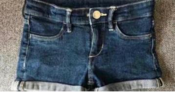 Donkerblauwe korte broek in maat 110 beschikbaar voor biedingen