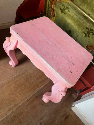 Roze houten tafeltje  beschikbaar voor biedingen