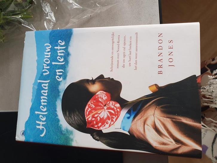 Brandon W. Jones - Helemaal vrouw en lente, Boeken, Literatuur, Zo goed als nieuw, Amerika, Ophalen of Verzenden