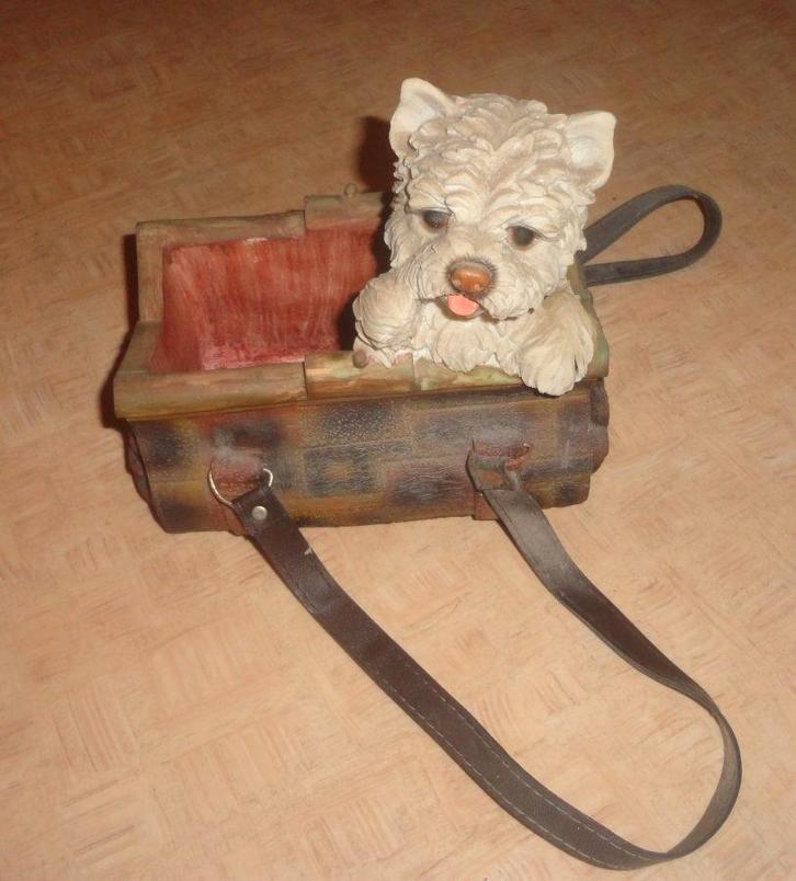 Beeld hond in tas - West Highland White Terrier, Verzamelen, Beelden en Beeldjes, Gebruikt, Dier, Ophalen of Verzenden