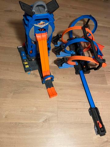Hot wheels mega garage & 3 looping corkscrew beschikbaar voor biedingen