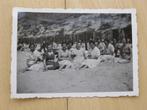 Kleine foto: Groep vriendinnen, dagje naar het strand, 1937, Ophalen of Verzenden, Voor 1940, Gebruikt, Foto