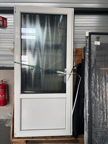 2 stuks kunststofkozijnen beschikbaar voor biedingen