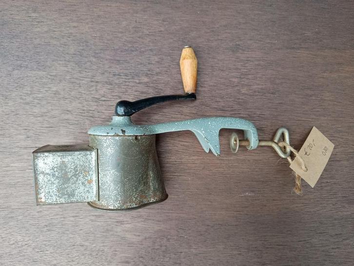 Oude Duitse raspmolen WSM, Antiek en Kunst, Curiosa en Brocante, Verzenden