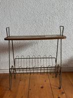 Kranten en tijdschriften bak en tafel (vintage), Huis en Inrichting, Woonaccessoires | Krantenbakken en Lectuurbakken, Ophalen