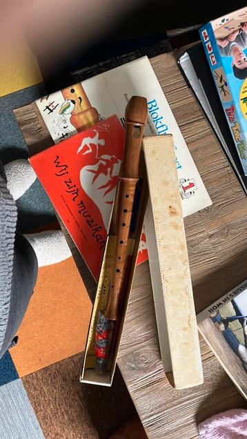 Aura blokfluit met eerste blokfluiten notenboekjes. beschikbaar voor biedingen
