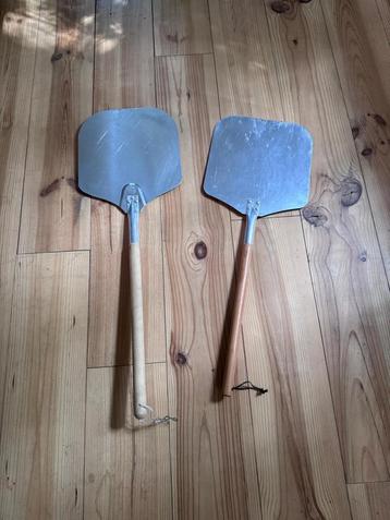 Pizzaschep aluminium met houten handvat – €10 per stuk beschikbaar voor biedingen