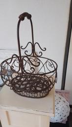 Brocante mand gietijzer, Huis en Inrichting, Ophalen of Verzenden, Zo goed als nieuw, Overige materialen, Mand