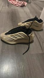 Yeezy 700, Kleding | Dames, Schoenen, Wit, Ophalen of Verzenden, Sneakers of Gympen, Onbekend