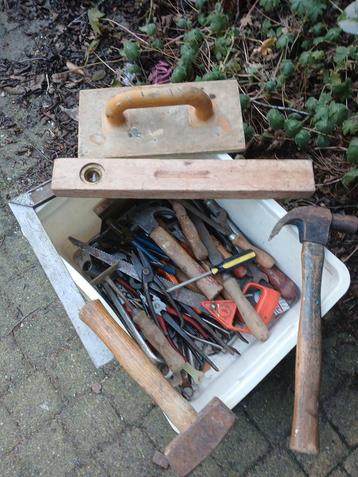 	Diverse gereedschap o.a. Nijptangen, plamuurmessen etc.   beschikbaar voor biedingen