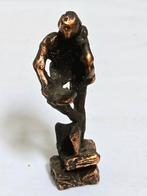 Bronzen beeldje man / vrouw met boek genumm. 10 beeld brons, Ophalen, Brons