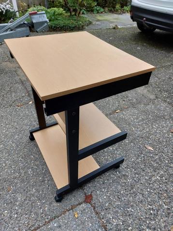 computertafel beschikbaar voor biedingen