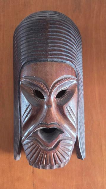 Antiek houten masker beschikbaar voor biedingen