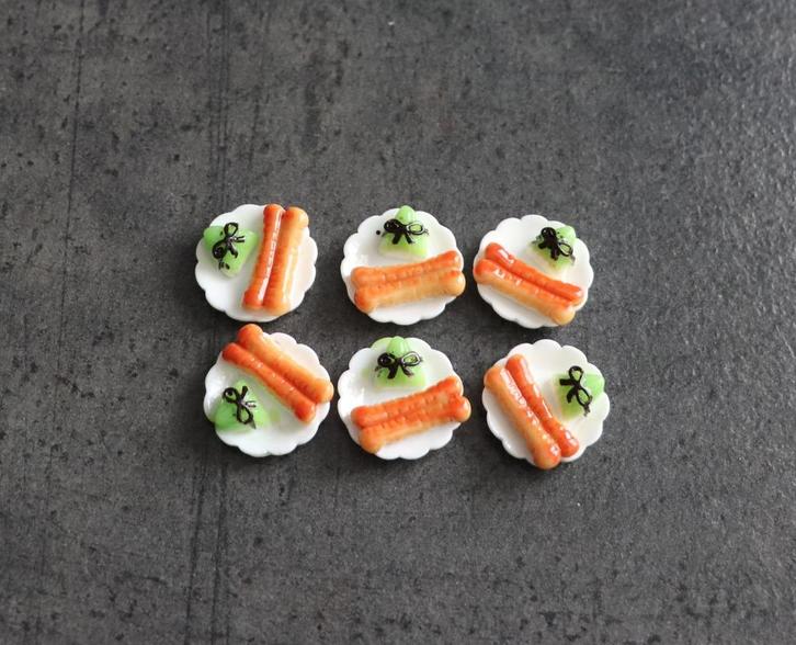 Bordje braadworsten groene kool miniatuur nieuw 1:12 - 1st, Verzamelen, Poppenhuizen en Toebehoren, Nieuw, Decoratie, Ophalen of Verzenden