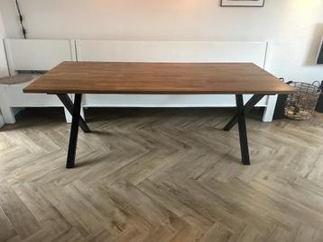 Eetkamertafel met X poten beschikbaar voor biedingen