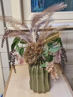 Groene vaas met kunststof bloemen., Ophalen