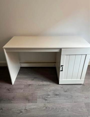 ZONDAG OPHALEN! €40,- Bureau met bureaustoel beschikbaar voor biedingen