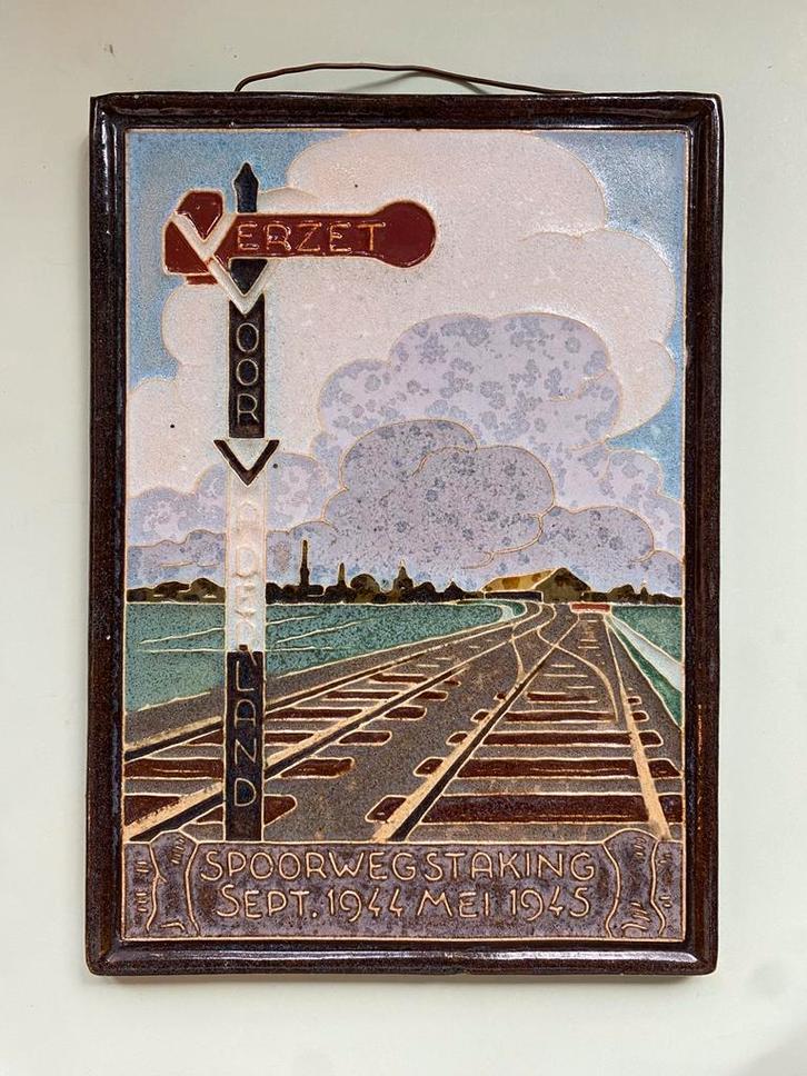Cloisonné tegel Verzet Voor Vaderland - Spoorwegstaking, Antiek en Kunst, Antiek | Wandborden en Tegels, Ophalen of Verzenden