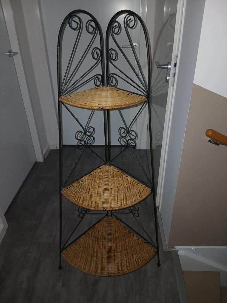 Decoratieve hoekstelling met 3 rotan planken, Ophalen of Verzenden, Gebruikt