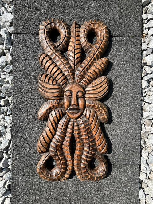 Houten plaquette gesneden met afbeelding inheemse figuur, Antiek en Kunst, Kunst | Beelden en Houtsnijwerken, Ophalen of Verzenden