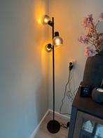 Zwarte vloerlamp met smoke glas, Huis en Inrichting, Lampen | Vloerlampen, Ophalen, Glas, Zo goed als nieuw, 150 tot 200 cm