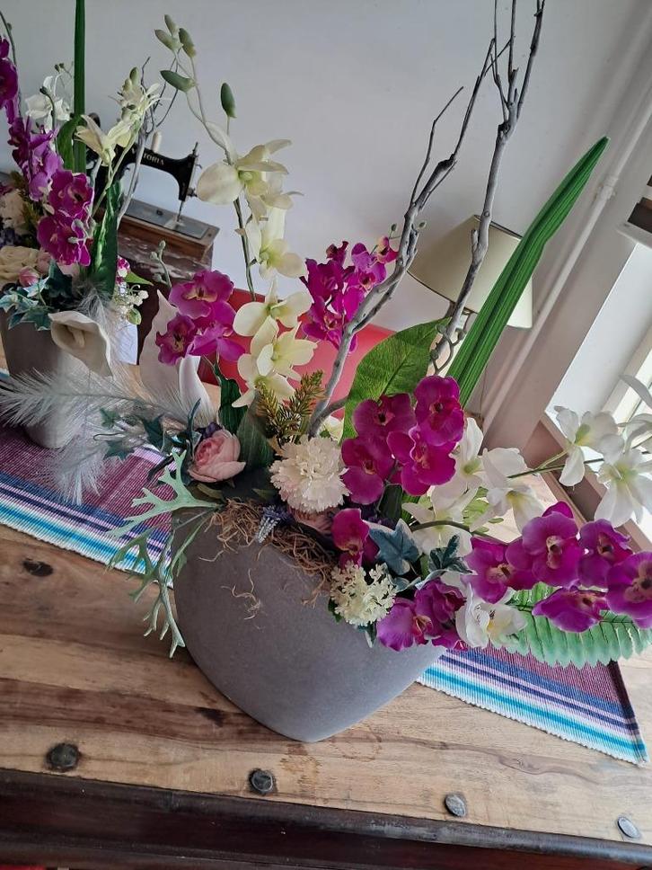 Zgan zijde bloemstukken met een mooie zware vaas, Huis en Inrichting, Woonaccessoires | Kunstplanten en Kunstbloemen, Zo goed als nieuw