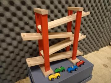 Houten autobaan beschikbaar voor biedingen
