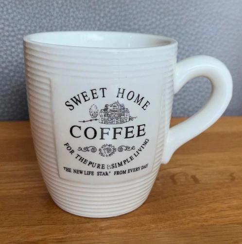 Koffiekopje met tekst sweet home coffee, Huis en Inrichting, Keuken | Servies, Nieuw, Kop(pen) en/of Schotel(s), Overige stijlen
