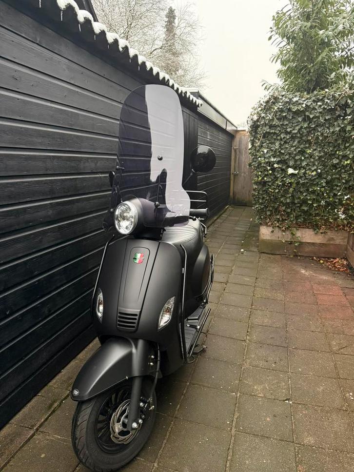 Ik verkoop mn zwarte gts scooter !, Fietsen en Brommers, Snorfietsen en Snorscooters, Zo goed als nieuw, Overige merken, Benzine