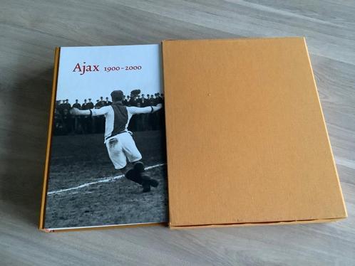 Boek ‘ Ajax 1900-2000 ‘ in casette, Verzamelen, Sportartikelen en Voetbal, Zo goed als nieuw, Boek of Tijdschrift, Ajax, Ophalen of Verzenden