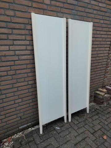 Zijkanten van een gesloopte kast, gratis.  beschikbaar voor biedingen