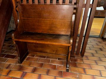 Antieke houten bank beschikbaar voor biedingen