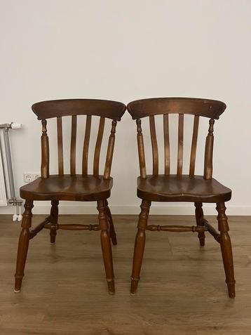 Houten stoelen beschikbaar voor biedingen