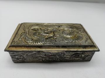 Oud, tinnen doosje met Chinese draak beschikbaar voor biedingen