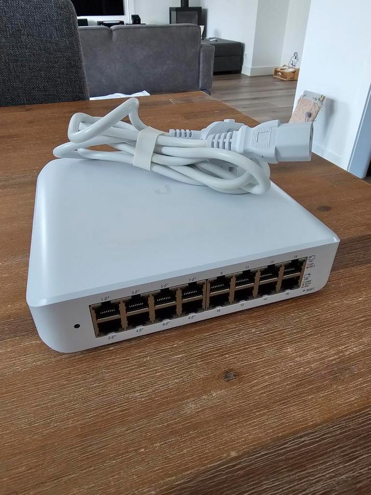 Unifi 16 PoE Lite Switch, Computers en Software, Netwerk switches, Zo goed als nieuw, Ophalen of Verzenden