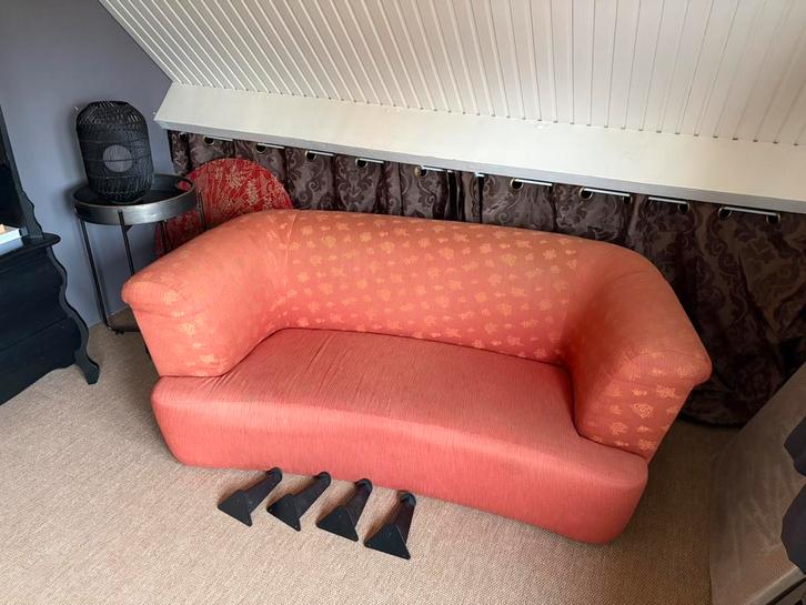 Bankje oranje rood met bruine grand foulard, Huis en Inrichting, Banken | Sofa's en Chaises Longues, Zo goed als nieuw, Tweepersoons