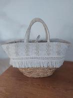 Leuke rieten mand met witte broderie rand, Huis en Inrichting, Woonaccessoires | Schalen en Manden, Gebruikt, Mand, Ophalen of Verzenden