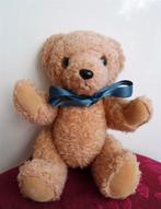 Beer met blauwe strik. Zachte vulling. Beer kan zitten, Ophalen of Verzenden, Zo goed als nieuw, Stoffen beer, Overige merken