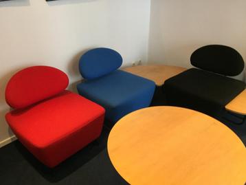 Design STACCATO Zitje van “IQ Modern”, 3 Stoelen en 3 Tafels beschikbaar voor biedingen