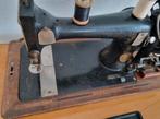 Antieke naaimachine van Singer, Ophalen