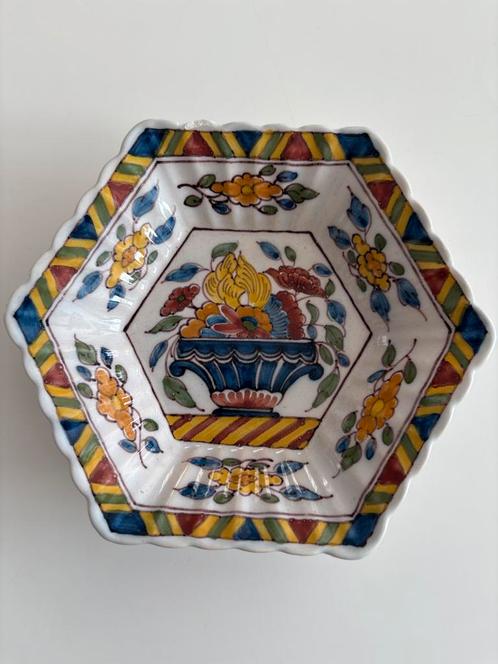 Antieke Makkum Schaal met Bloemmotief, Fries Aardewerk, Antiek en Kunst, Antiek | Schalen, Ophalen of Verzenden