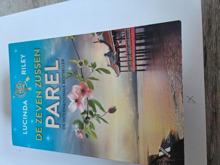 Lucinda Riley - Parel, Boeken, Literatuur, Zo goed als nieuw, Ophalen of Verzenden