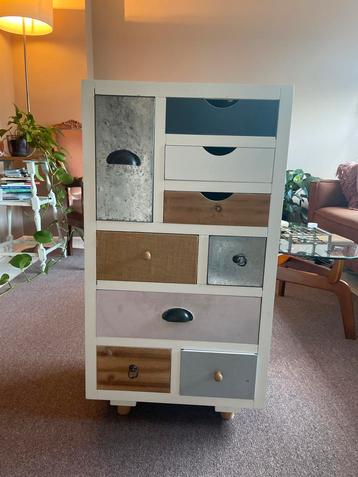 Ladekast met Verschillende Lades beschikbaar voor biedingen