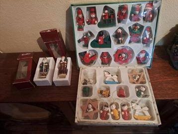 2 Kerstmannetjes Bijenkorf en kerstboomversiering figuurtjes beschikbaar voor biedingen